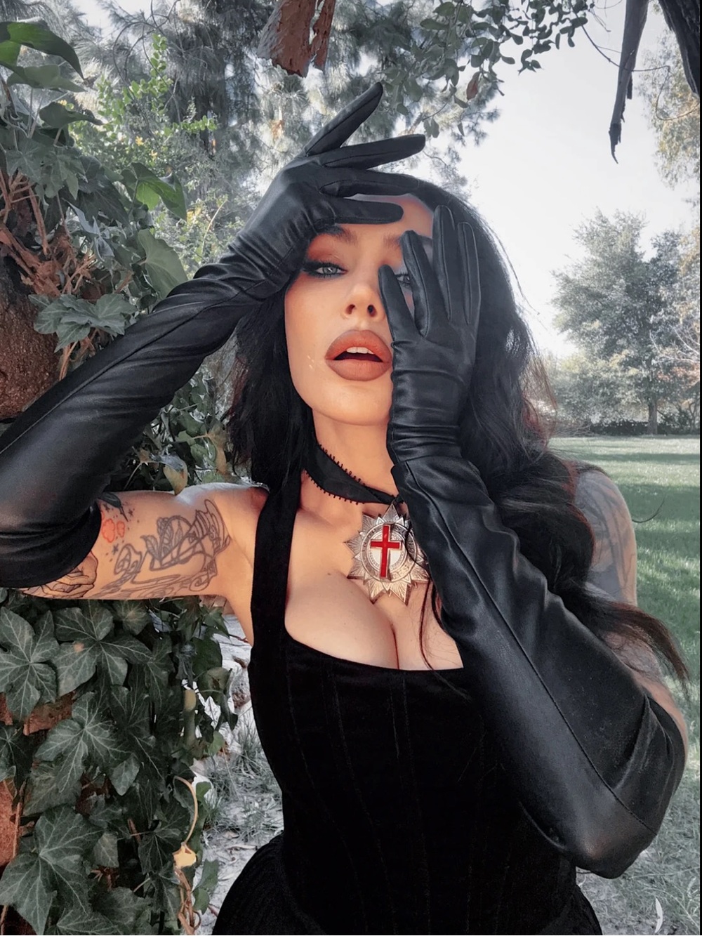 La Femme en Noir Faux Leather Black Opera Gloves